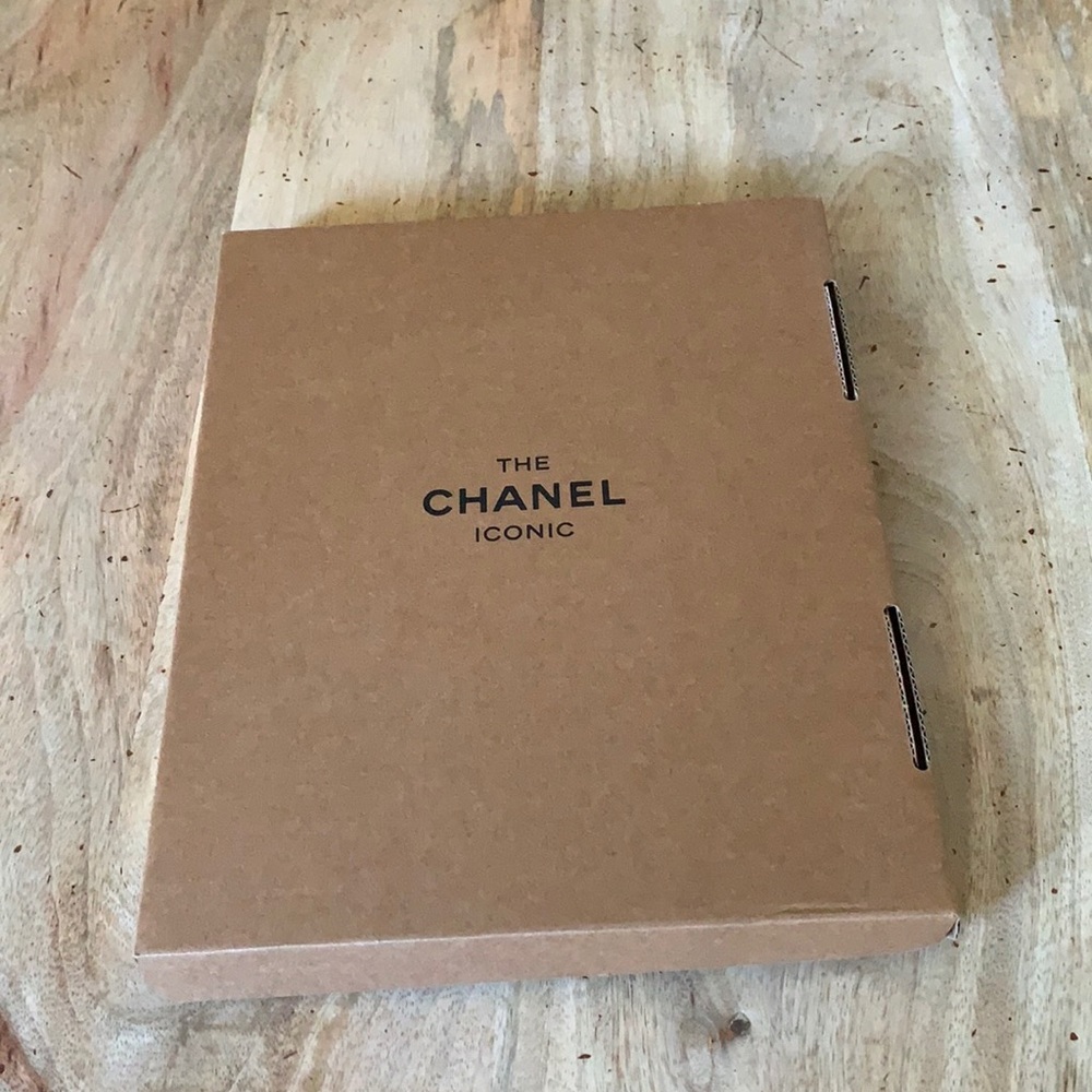 CHANEL “The Chanel Iconic” magazine - - Picture 6 of 6